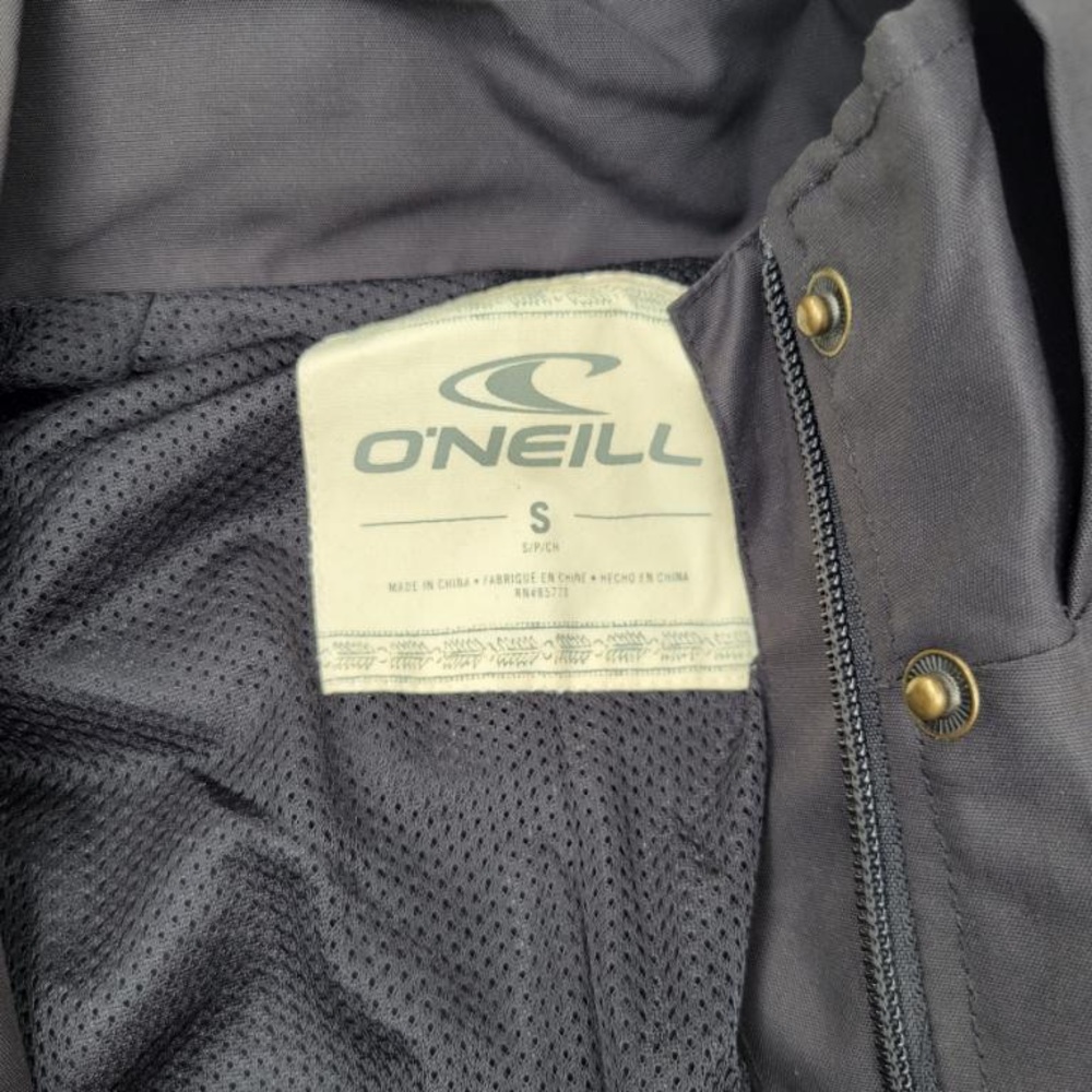 Has a small staying on the right sleeve